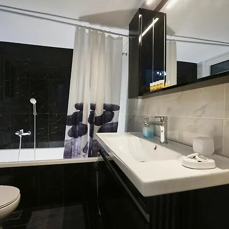 Unique Spacious In An Building Apartment