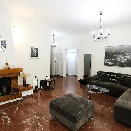Unique Spacious In An Building Apartment *